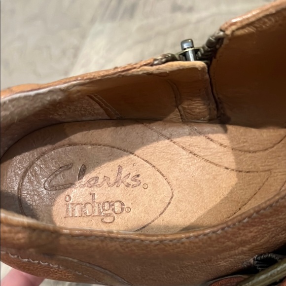 Clarks Brown T-Strap Heels with Chunky Heel - Picture 2 of 11